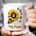 Vue de détail d'un mug en céramique avec un design de tournesol et patte de chien. - 301-400ml / Style Tournesol Maman de Chien