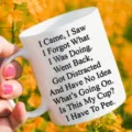 Detailaufnahme einer Keramiktasse mit lustigem englischen Text, weisser Becher fuer Buero. - 11OZ / Weiß