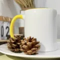 Keramik Kaffeetasse Detailaufnahme mit humorvollem englischem Text und gelbem Griff. - 11OZ / Gelb und Weiß