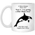Primer plano de taza de cafe de ceramica blanca con impresion grafica de orca personalizada. - Estilo 3