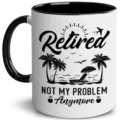 Klassische weiße Keramiktasse mit schwarzem Henkel und einem lustigen Urlaubs-Design für Rentner. - 1