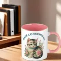 Keramiktasse Detailansicht, süßes Kätzchen und Blumenmotiv mit Aufschrift, rosa Henkel und Innen. - Stil 3