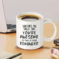 Gedetailleerd uitzicht op een witte keramieken koffiemok met inspirerende tekst voor op kantoor. - Stijl 1