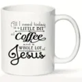 Detalle de taza de café de cerámica blanca, impresión frase inspiradora, superficie brillante. - Estilo 1