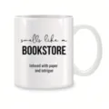 Nahaufnahme Detailansicht der weißen Keramik Kaffeetasse mit lustigem Buchhandlung Spruch. - Stil 3 (Buchhandlung Zitat)