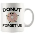 Vista detallada de taza de cerámica blanca con bonito diseño de rosquilla y texto divertido. - A9-9