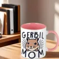 Gros plan d'une tasse à café en céramique rose avec adorable graphique de gerbille et texte. - Style 7