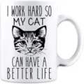 Vista detallada de una taza de cerámica blanca con un divertido diseño de gato y texto. - Estilo 5