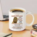 Detaillierte Nahaufnahme einer weißen Keramiktasse mit Löwen-Grafik und emotionalem Text. - Stil 8