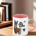 Detail de tasse a cafe en ceramique avec motif de lama mignon et poignee rose au bureau. - Style 8