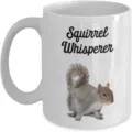 Primer plano de la taza de cerámica impresa con una bonita ardilla y detalle de texto. - Estilo 3