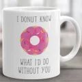 Detalle de taza de café de cerámica, lindo estampado de dona y frase, uso diario ideal. - A9-10