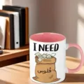 Vue detaillee de la tasse en ceramique elegante avec un design graphique drole d'argent. - Style 10