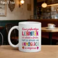 Vue détaillée d'une tasse en céramique blanche avec texte pour enseignant en café. - Style 9