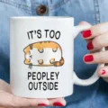 Vista detallada de taza de cerámica blanca con gato lindo y texto de cita divertida. - Estilo 13