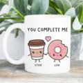Primer plano detallado de una linda taza de café de cerámica con lindo diseño y texto. - A9-7