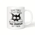 Detalle de taza de cafe de ceramica con ilustracion de gato negro y texto gracioso. - Estilo 23