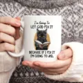 Taza de café de cerámica blanca con linda ilustración de gato negro y texto divertido diario. - Estilo 25