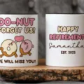 Taza de café de cerámica personalizada con lindo diseño de rosca y texto de jubilación. - A9-11