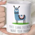 Weißer Keramik Kaffeetasse mit süßem blauem Lama Motiv und lustigem Spruch Detail - 301-400ml / Buchstabe I