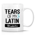 Vista de detalle en primer plano de la taza de café de cerámica blanca con diseño de texto. - Estilo 3