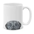Primo piano della tazza in ceramica bianca con stampa di cane nero carino per ufficio. - Stile Cucciolo dagli Occhi Blu