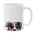 Vista dettagliata di tazza da caffe in ceramica bianca con simpatica grafica di cane. - Stile Pastore Australiano