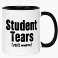 Detailansicht einer schwarz-weißen Keramiktasse mit deutschem Textaufdruck und Griff. - Schwarz Weiß