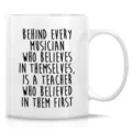 Vista en primer plano detallada de la taza de cerámica blanca con cita inspiradora, 11oz. - Estilo 10
