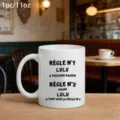 Detailopname van een witte keramische koffiekop met grappige Franse citaten op houten tafel. - Stijl 9