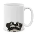Dettaglio tazza da caffè in ceramica bianca con stampa di cagnolino schnauzer carino. - Stile Schnauzer
