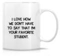 Primer plano detallado de taza de café de cerámica blanca con impresión divertida. - Estilo 13