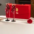 Hochzeit Sektgläser Geschenkbox mit roter Stickerei und Perlenquasten für Braut und Feiern. - Champagnerglas Bestickte Geschenkkarton
