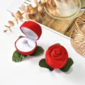 Roter Samt Rosen Ring Schatulle Schmuck Geschenkschachtel mit gruenen Blaettern Hochzeit. - Rosenkopf / Kleine Blütenkopf