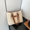 Sac cabas d'épaule en paille tressée d'été avec poignées en cuir PU marron et chaînes. - Marron