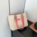 Sac cabas en paille beige avec lanières roses, variante de sac à main de plage d'été. - Rose