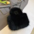 Sac a main bandouliere chaine en fausse fourrure noire peluche mode hiver femme - Noir