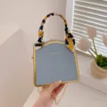 Élégant sac à main bleu clair avec cadre doré, poignée foulard et chaîne pour femmes chic. - Bleu