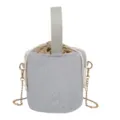 Sac seau en peluche grise avec poignée et chaîne dorée, sac à main tendance hiver. - Gris clair