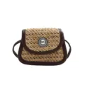 Vue détaillée du mini sac bandoulière tressé avec bordure en cuir et bouton métallique. - Kaki carré
