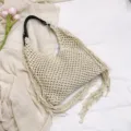Beige geflochtene Schultertasche mit Fransen lässige Häkel Damen Tote Tasche für Reisen Pendeln - Gebrochenes Weiß
