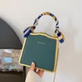 Sac à main carré vert élégant avec poignée en foulard de soie, cadre doré et chaîne chic. - Vert foncé