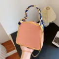 Sac à main boîte rigide structuré rose avec poignée foulard de soie et chaîne dorée. - Rose
