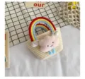 Mini sac seau en paille tressée avec poignée arc-en-ciel et pendentif nuage en peluche. - Blanc