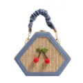 Sac a main en paille hexagonale bleu avec charm cerise et poignee plisse elegante. - Bleu