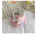 Sac seau tissé rose avec une jolie poignée arc-en-ciel et un charm nuage en peluche. - Rose