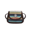 Sac bandoulière tendance en paille tressée colorée avec bordure en cuir et fermoir métallique. - Carré Coloré