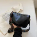 Sac bandoulière souple noir avec large sangle ethnique, sac coussin décontracté chic. - Noir