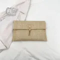 Elegante geflochtene Stroh-Clutch mit goldenem Schmetterling und Quaste für modebewusste Damen. - Khaki