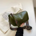 Sac bandoulière souple en cuir vert, sac oreiller décontracté avec large sangle ethnique. - Vert